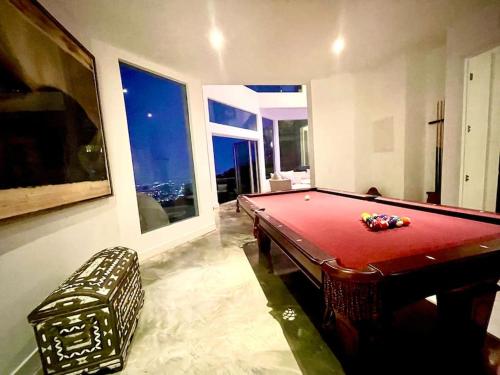 Hollywood Hills Modern Sanctuary–Jaw Dropping View in Los Angeles, USA