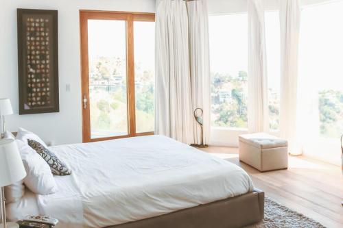 Hollywood Hills Modern Sanctuary–Jaw Dropping View in Los Angeles, USA