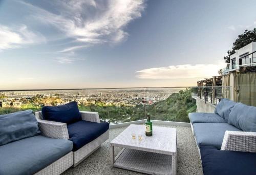 Hollywood Hills Modern Sanctuary–Jaw Dropping View in Los Angeles, USA
