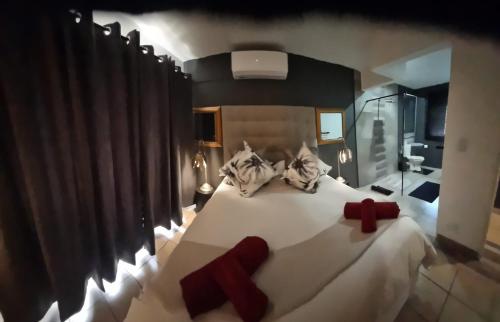 1 queen bed, 1 sofa bed