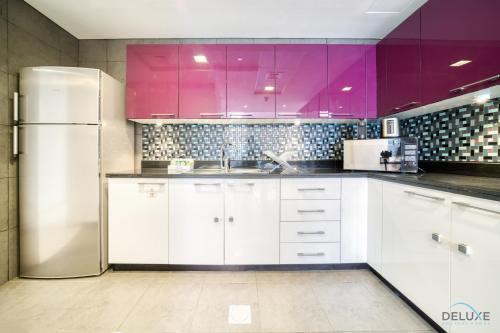 Sea Views from Living to Bedroom Perfect for Staycation, Dubai Marina by Deluxe Holiday Homes, Dubai (photo 6)