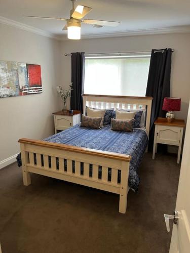 Quiet family retreat getaway - Wildlife Park, Sovereign Hill, Kryall Castle and city at your door - modern apartment, 8 guests