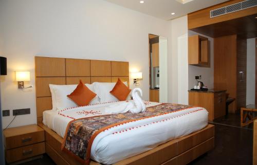 Queen Room with Balcony image 3