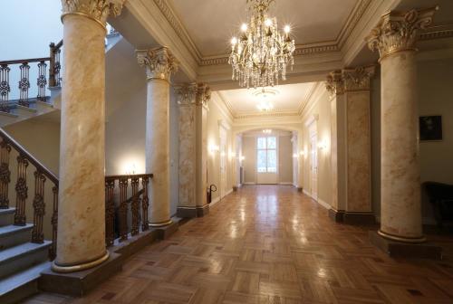 Előcsarnok, Palac Biedrusko in Biedrusko