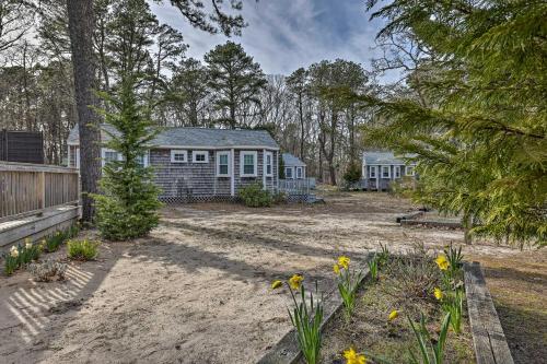 Quaint Wellfleet Cottage - 2 Mi to Coastline!