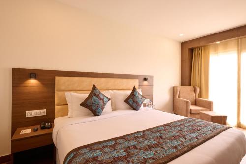 Queen Room with Balcony image 2