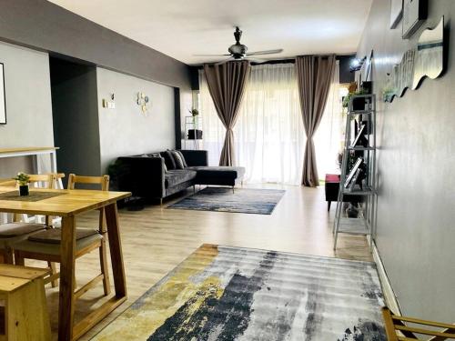 Suasana Stay & Homestay Sentul Utama Kuala Lumpur 3R3BR 2AC 2 Car park-Netflix-WIFI-Pool View, Куала-Лумпур