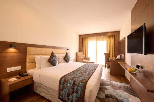 Queen Room with Balcony image 3