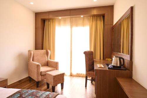 Queen Room with Balcony image 1