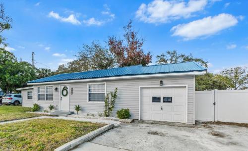 7 mins From the beach and 15 mins Maximo Boat Ramp in Bay Pines