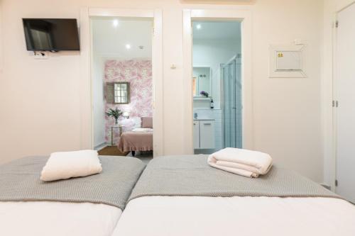 Superior Triple Room image 5