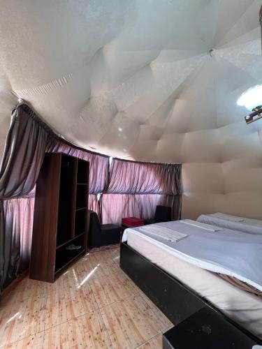 3 twin beds