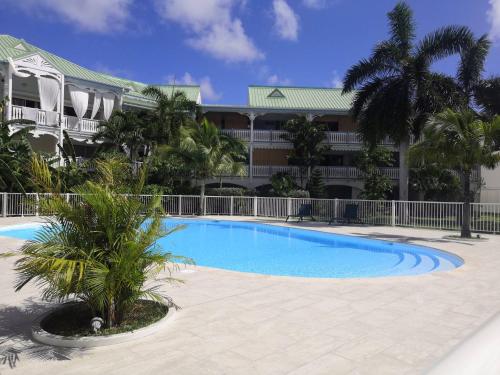 Garden and swimming pool 1mn walk to the beach Anse Marcel