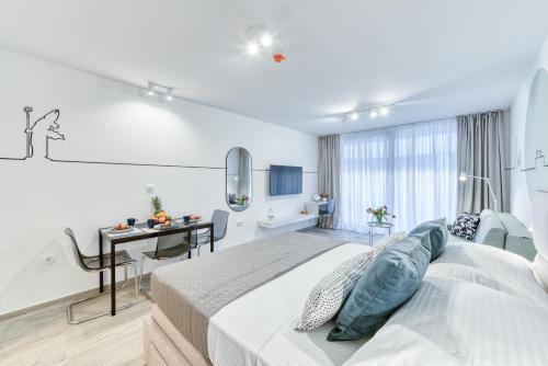 Hica Apartments La Linea Studio Apt with Balcony - Tap to explore photos