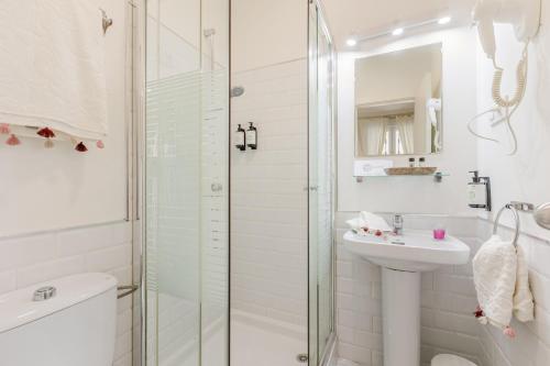 Superior Double or Twin Room image 9