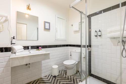 Double or Twin Room image 9