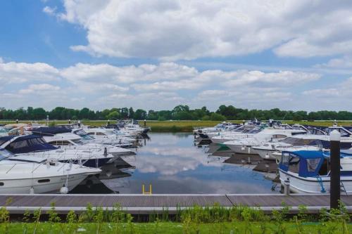 Stylish Lodge At Windsor Racecourse Marina