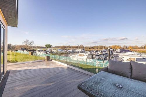 Stylish Lodge At Windsor Racecourse Marina