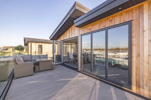 Stylish Lodge At Windsor Racecourse Marina