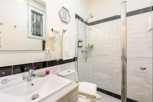 Double or Twin Room image 4
