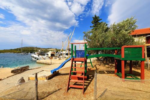 Glamping resort Fešta Kornati (Glamping resort Festa Kornati) in Žut