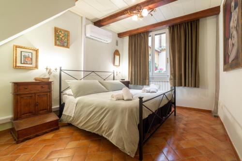 The paintress home with private patio - image 3