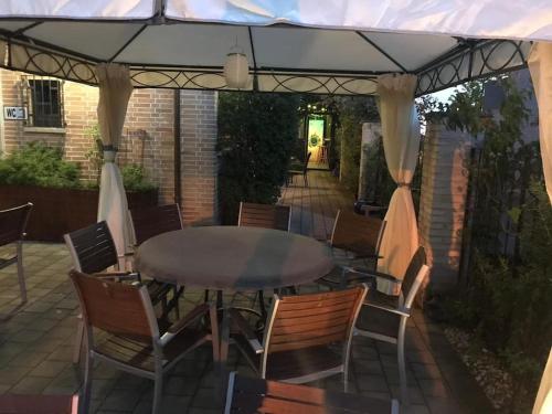 Giardino, Musikbühne Flieger - das Konzept - Loften in einer Kneipe (Musikbuhne Flieger - das Konzept - Loften in einer Kneipe) in Tettnang