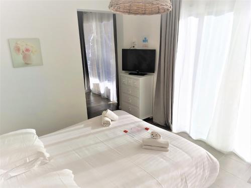 King Suite with Pool View image 3
