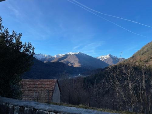 Casa indipendente con camino e mansarda.