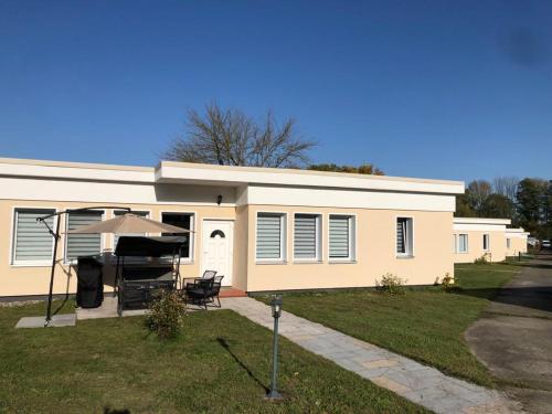 Naturheilcamp Götzer Berge (Moderne Ferienwohnungen mit Terrasse, Pool, Wallbox & Spielplatz in den Gotzer Bergen - ideal fur Ih) in 格羅斯克魯茨/哈維爾