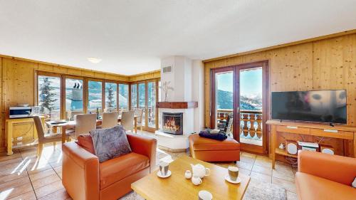 Three-Bedroom Apartment / Y2 211