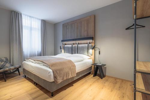 1 queen bed, 1 sofa bed