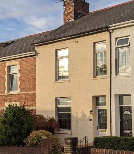 Penarth Town Terrace, close to cafes, beaches, Cardiff