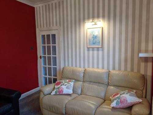 Penarth Town Terrace, close to cafes, beaches, Cardiff