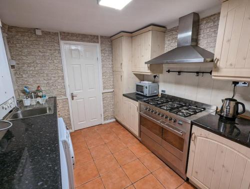 Penarth Town Terrace, close to cafes, beaches, Cardiff