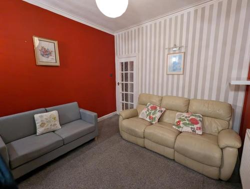 Penarth Town Terrace, close to cafes, beaches, Cardiff