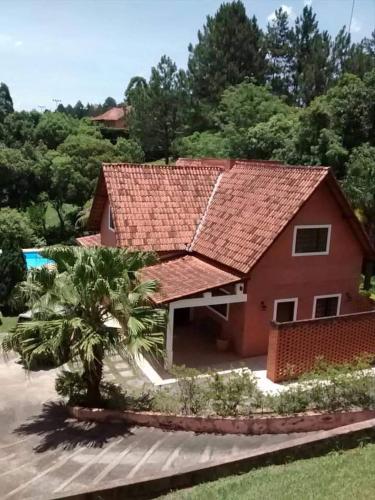 Alugo linda casa de campo perto de São Paulo com ótimo jardim, piscina e lareira.