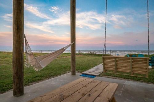 Gulf Front - Mini Golf - Hot Tub - Family Friendly - ForeShore in Bolivar Peninsula, USA