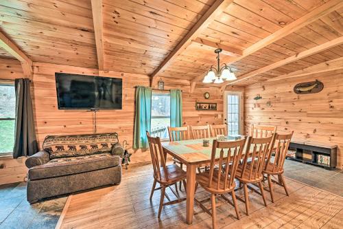 Otego Home with Hot Tub Near All Star Village! in Oneonta, USA