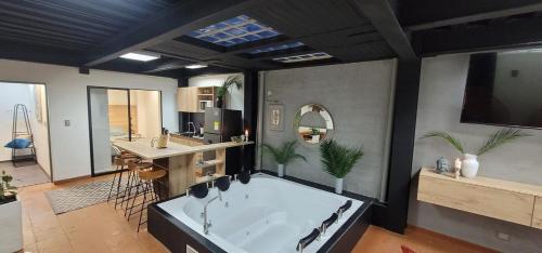 Vintage House With Jacuzzi In Manila, Medellín (fotografie 8)