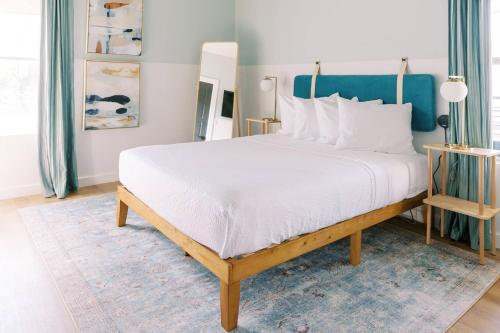 Unit 124 - The Strand 2 Bed - Cation on the Guadalupe in New Braunfels, USA