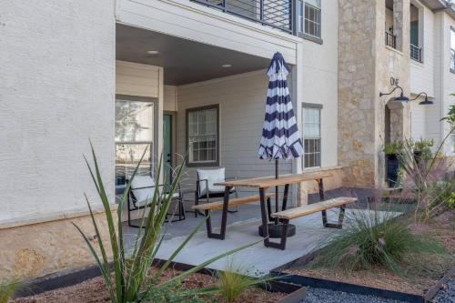 Unit 112 - The Lyndon 1 Bed - Cation on the Guadalupe in New Braunfels, USA