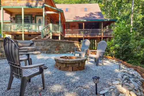 Lake Hartwell Area Cabin with Community Pool Access! in Westminster, USA