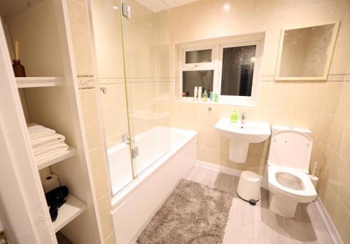 Zuhanyzó, Bath City Skyline Spacious 3 Bed House for family in Bathampton