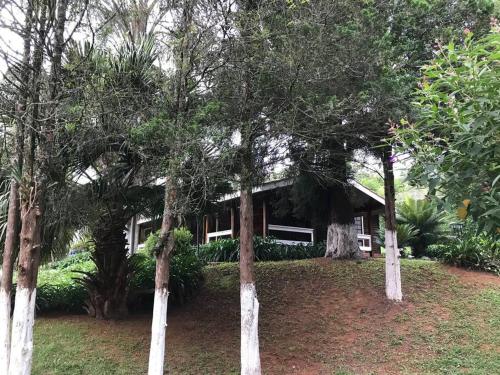 Lindo e aconchegante chalé com piscina, lareira e churrasqueira