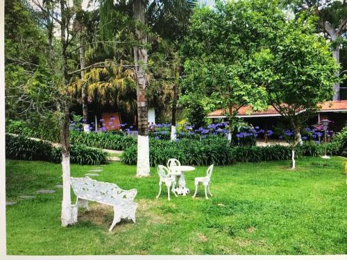 Lindo e aconchegante chalé com piscina, lareira e churrasqueira