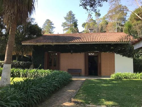 Lindo e aconchegante chalé com piscina, lareira e churrasqueira