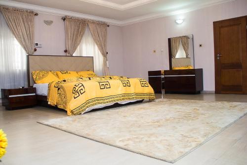 SMART APARTMENT - 4-bedroom Short-Stay home in a secured location photo 4
