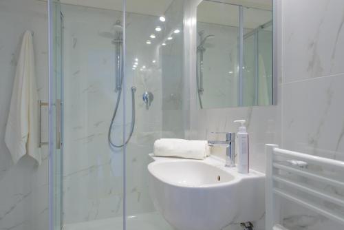 Palace Hotel Domus Mea Riccione - 샤워실