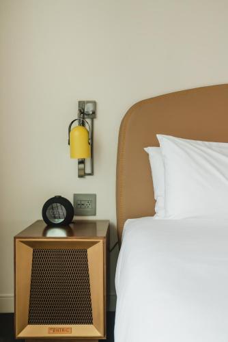 Queen Room with Two Queen Beds and City View image 3
